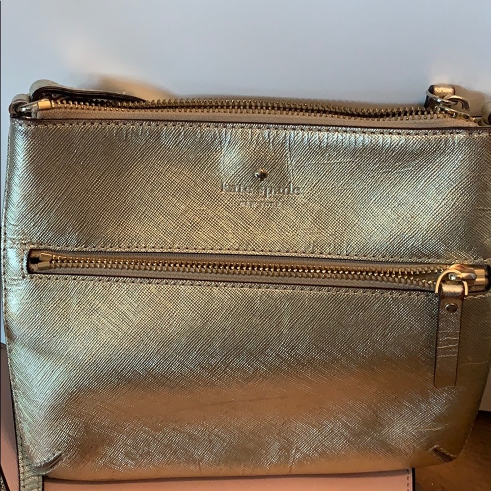 Hold Kate spade bag